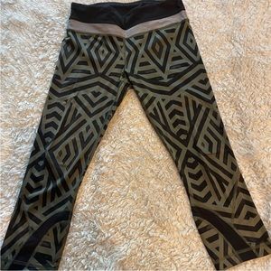 Lululemon Wonder Under cropped leggings size 6.